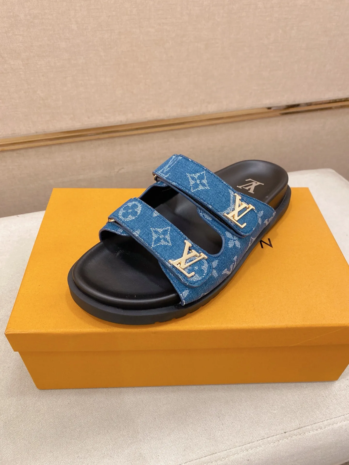 Men's shoes💰: 320💰Made by LV🔍Top purchasing agent, men's spring and summer slippers are available at the same counter. The uppers are made of cowhide imported from Italy, with logo graphics and high-quality craftsmanship. Soles: original soles specially provided by the original factory. Exclusive molded soles are super comfortable. Original goods with single order, 🔍🔍high quality, you can enter and exit the counter at will. Welcome to compare, code number 38-44. Can be customized45